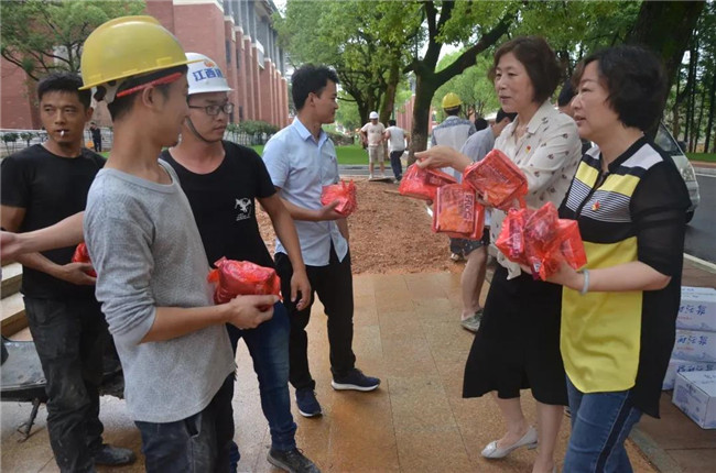 炎炎夏日送清涼，點滴關懷暖人心——城投集團各黨支部開展“送清涼”慰問一線員工活動