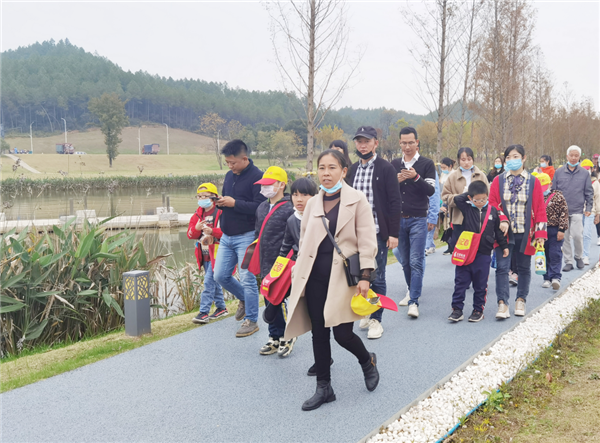 “千人市民觀察團”走進城投集團龍山湖公園、陶瓷產(chǎn)業(yè)加速基地等項目