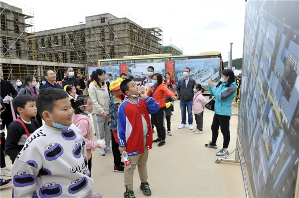 “千人市民觀察團”走進城投集團龍山湖公園、陶瓷產(chǎn)業(yè)加速基地等項目