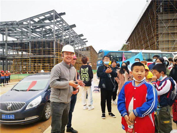 “千人市民觀察團”走進城投集團龍山湖公園、陶瓷產(chǎn)業(yè)加速基地等項目