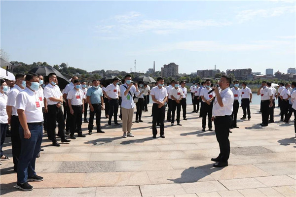 景德鎮(zhèn)市黨代表參觀團走進城投集團中渡口碼頭、景德鎮(zhèn)記憶項目