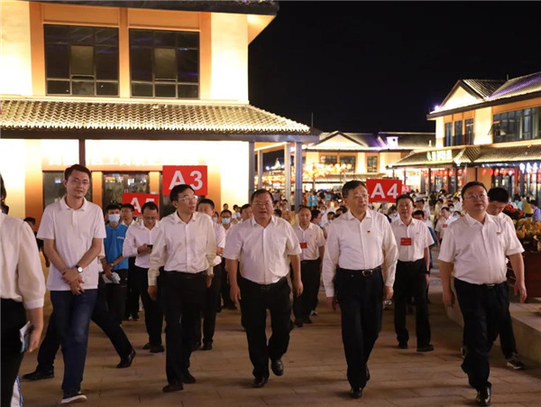 景德鎮(zhèn)市黨代表參觀團走進城投集團中渡口碼頭、景德鎮(zhèn)記憶項目