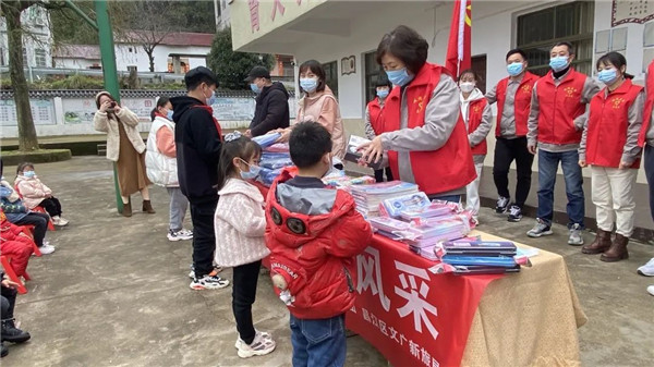 市城投集團開展“黨建引領學雷鋒，志愿服務展風采”送溫暖活動